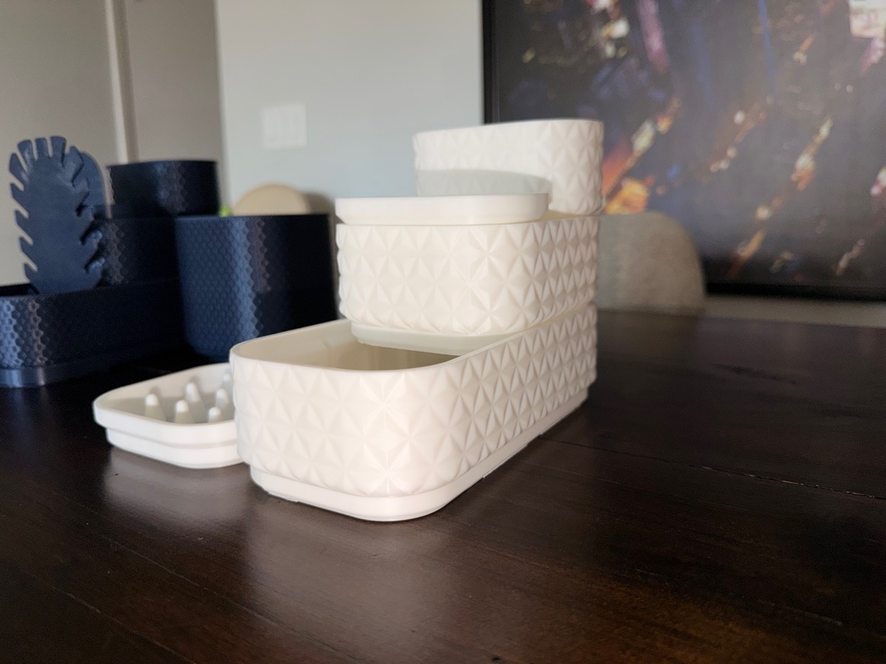 White organizer showing additive manufacturing texture
